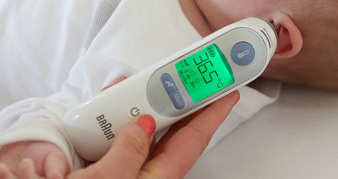 Prise de température d'un bébé avec le Thermomètre auriculaire à infrarouge Braun ThermoScan 7 Age Precision