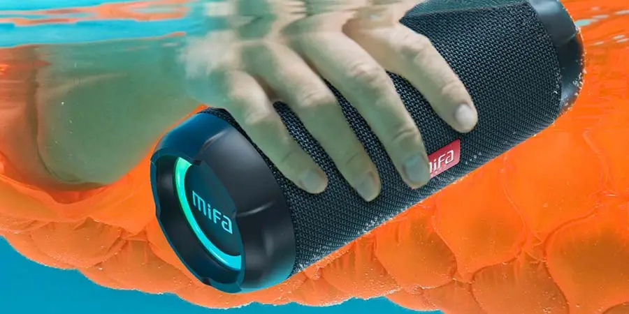 Enceinte Bluetooth MIFA WildRod sous l'eau